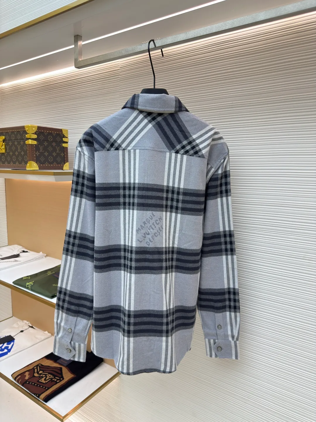 LOUIS VUITTON flannel jacquard letter shirt ●Authentic product: purchased and developed at 10700 ●Item number: 1680667-B70 ●Fabric: flannel fabric ●Technology: jacquard production ●Version: fitted version ●Weight: about 335 grams ●Size: XS-S-M-L ●Description: Made of 100% cotton flannel jacquard fabric, the Y-plate fabric was disassembled to analyze the warp and weft density of the tissue yarns at several points. 32s double-ply ring-spun light floral gray yarn was used as the warp yarn. The upper shaft of the warp yarn was pulled to customize an exclusive pan head. The piece of cloth was positioned and woven with jacquard letters using dark floral gray yarn. A high-speed rapier jacquard machine was used to weave the gray fabric. After washing and shaping the fabric in a vat, flannel is picked up from the fabric surface. Positioning letters are used on the front and back panels, and original patterns are used on the left and right front panels. It is different from the ordinary rapier woven plaid fabrics in the market. The letters are printed in a low version, and the bronze material is hand-sewn in a mold. The buttons are inlaid with natural shells and white butterfly engraved buttons on the inside. The overall wiring is straight and delicate, the fabric is comfortable and soft, and the color is consistent without color difference. It can be matched with the same style to create a fashionable look and control various occasions. Customized accessories, complete with three standards, same style for men and women!